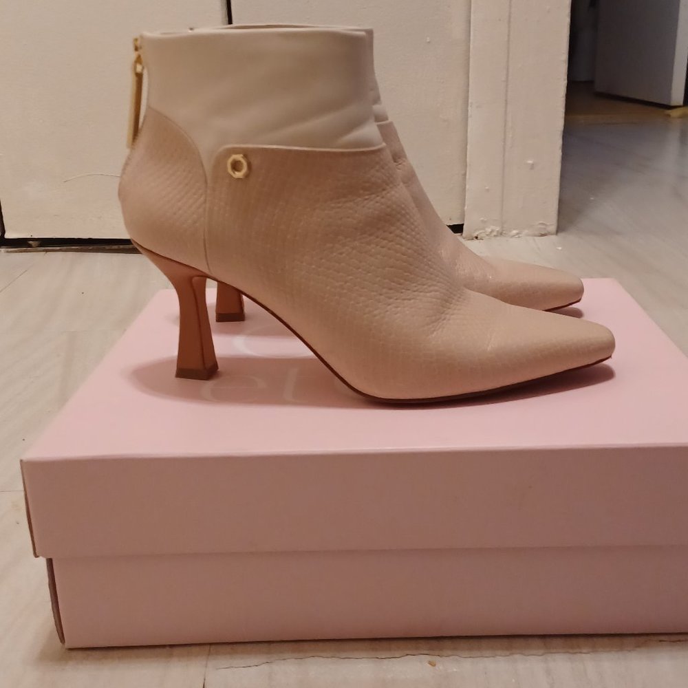 Louise et Cie Lydie Genuine Leather Powder/Sand Color Bootie Size 8M - Picture 4 of 7